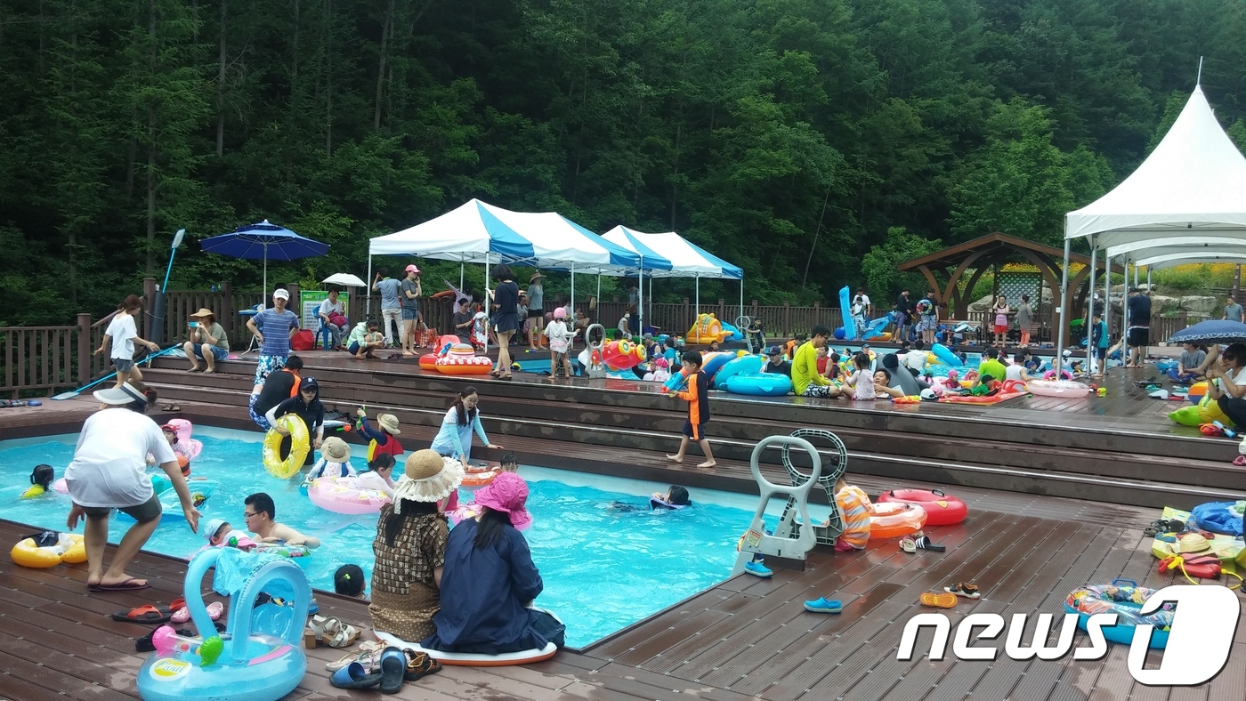 숲 속서 힐링해요…충북 알프스자연휴양림 북적