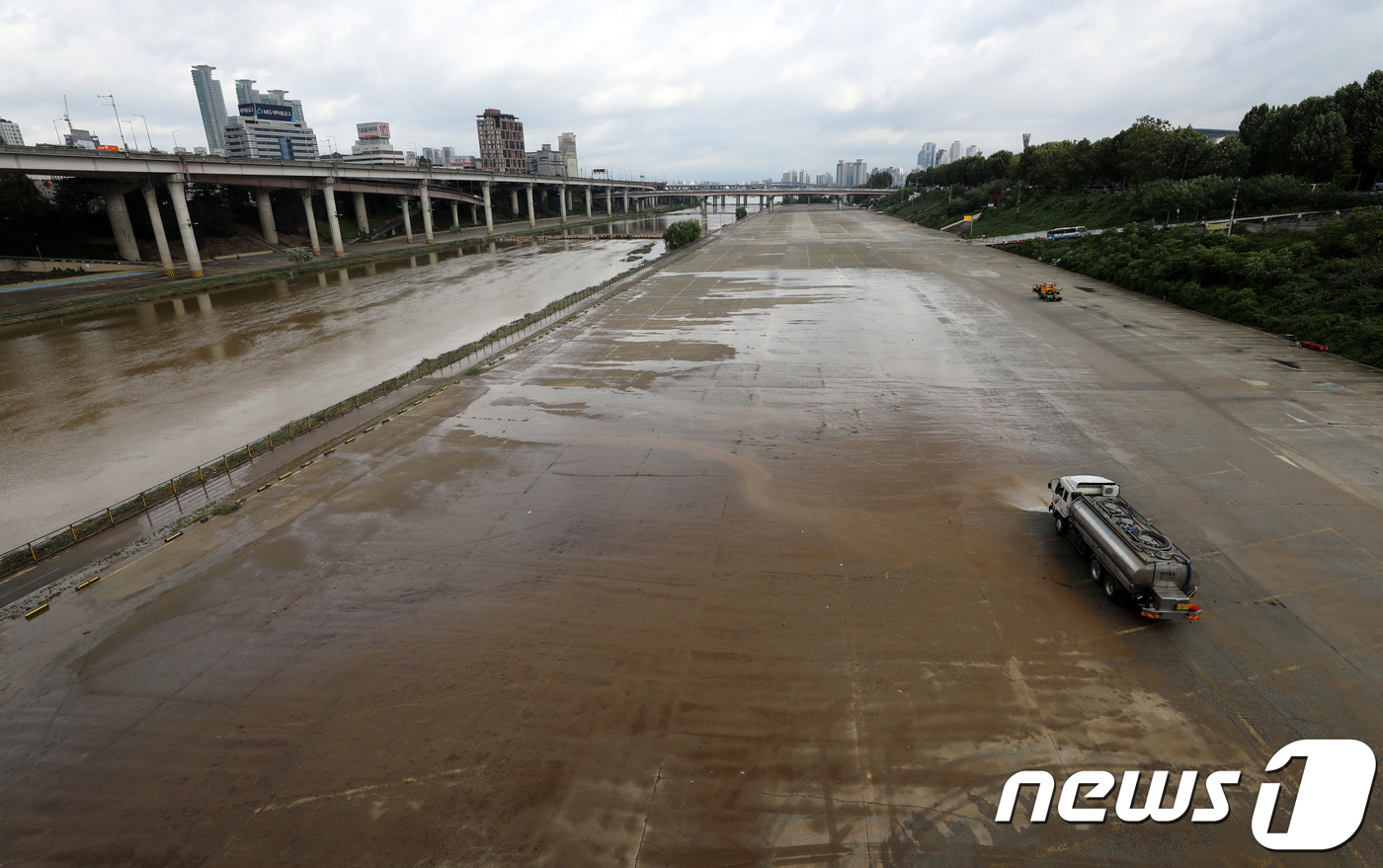 기습 폭우에 텅 빈 탄천주차장
