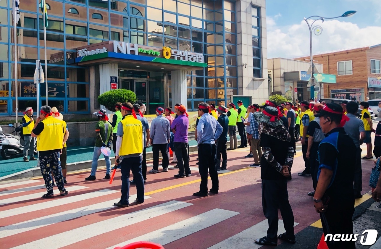 5일장 옆에 농협 하나로마트 웬 말…무안군민 반발
