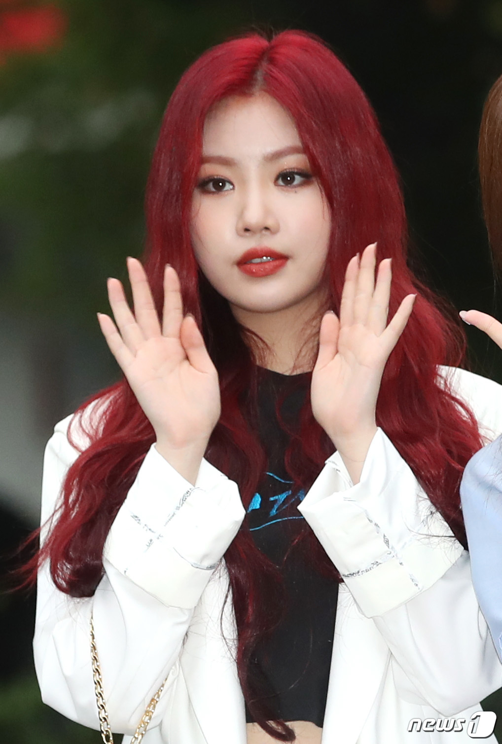 (여자)아이들 수진, 매혹적인 레드빛 헤어