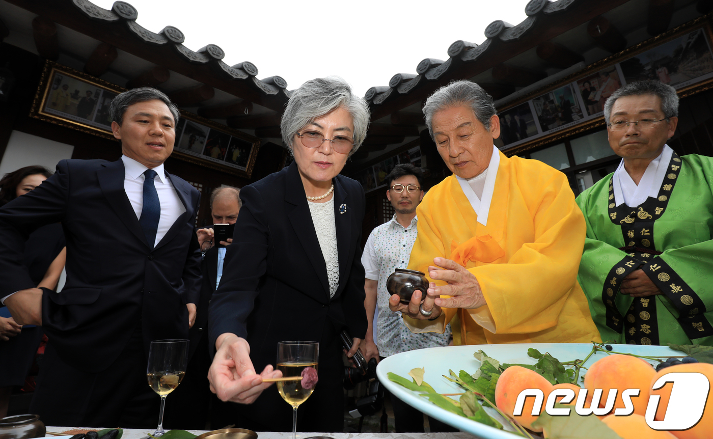 황실문화재단 다과 맛보는 강경화 외교장관 