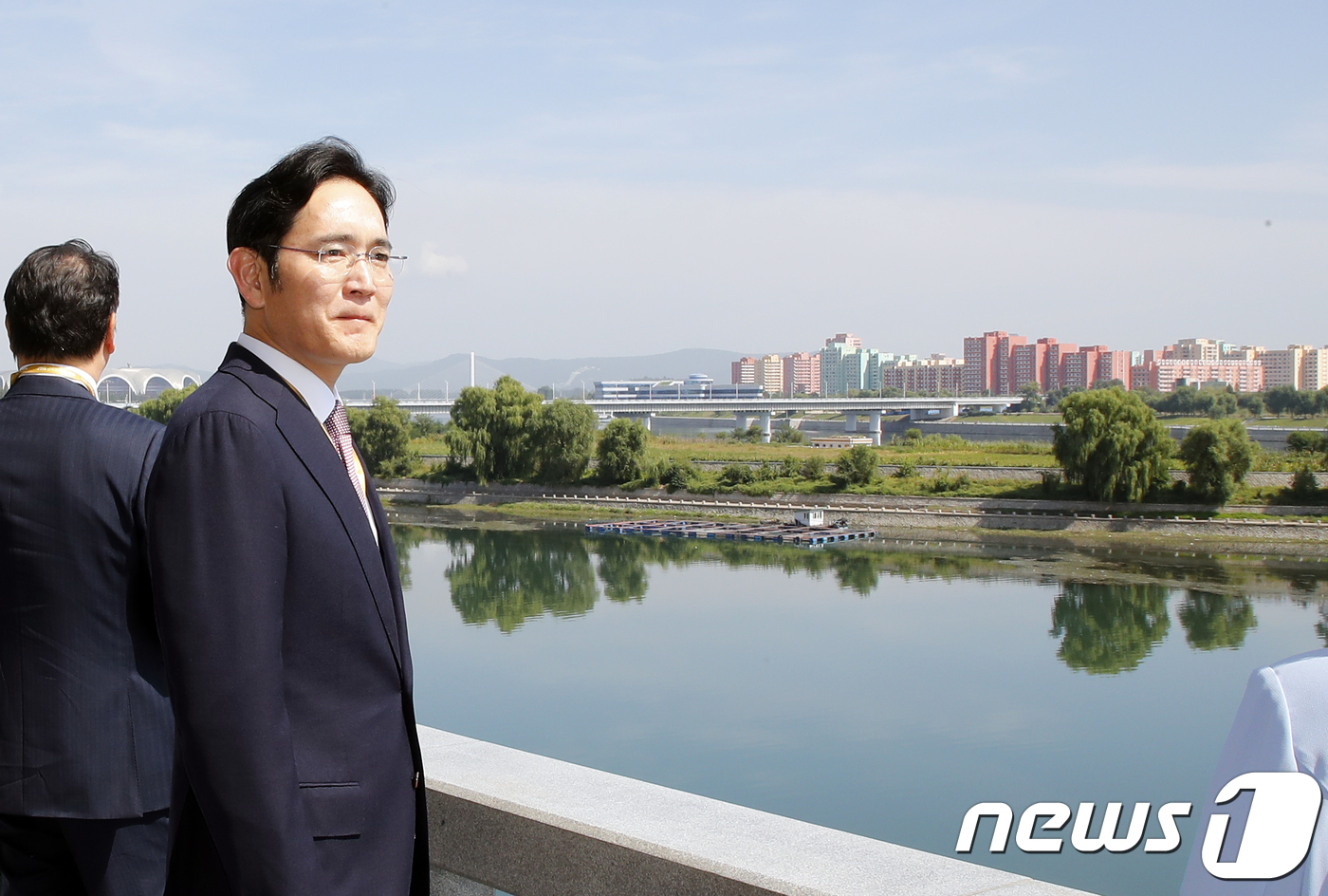 대동강 풍경 바라보는 이재용 부회장