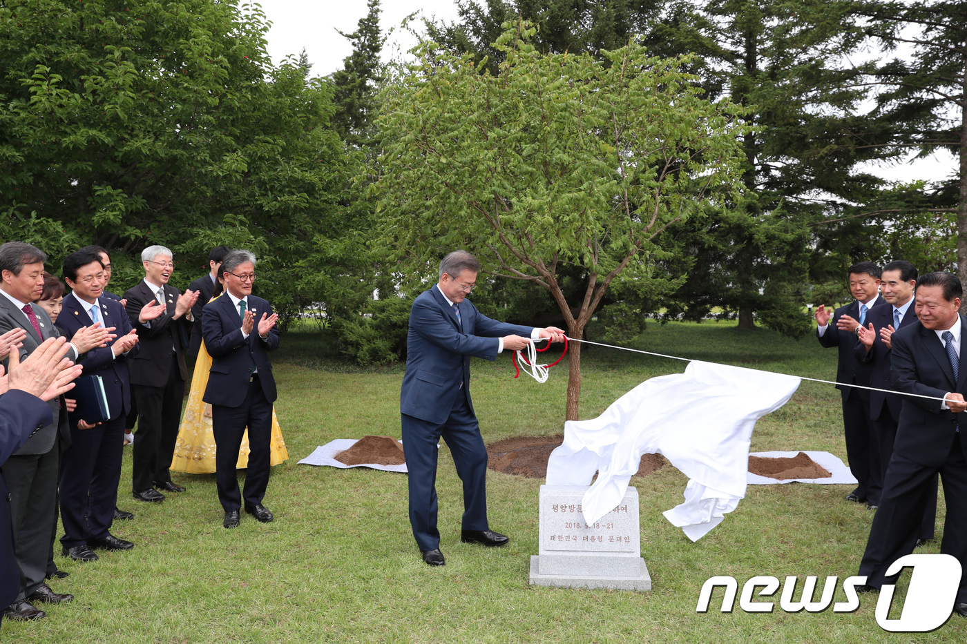 기념식수 후 표지석 제막하는 문재인 대통령