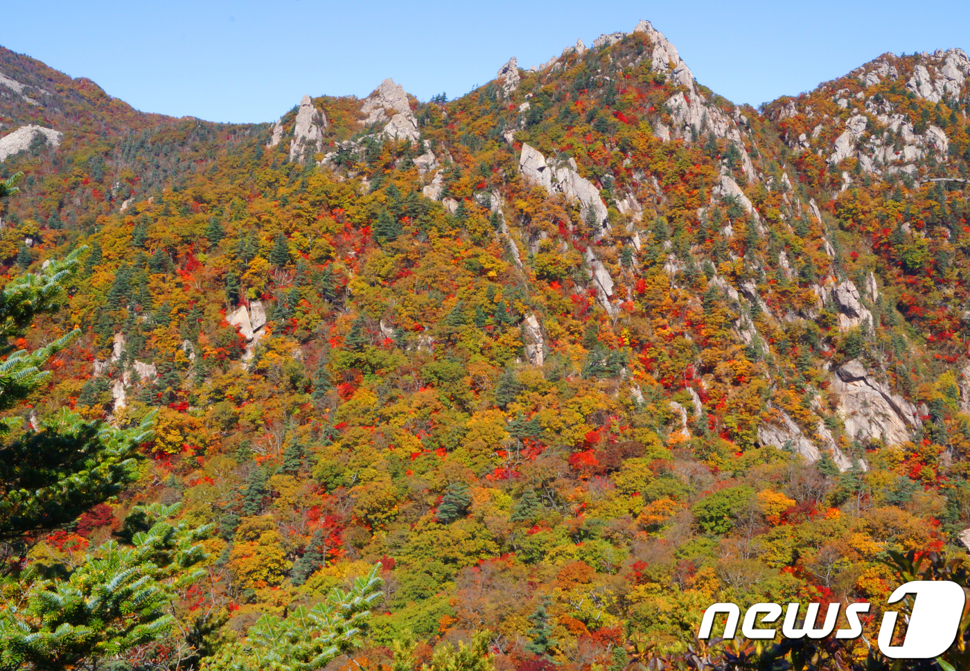 개천절 하늘아래 울긋불긋 설악산