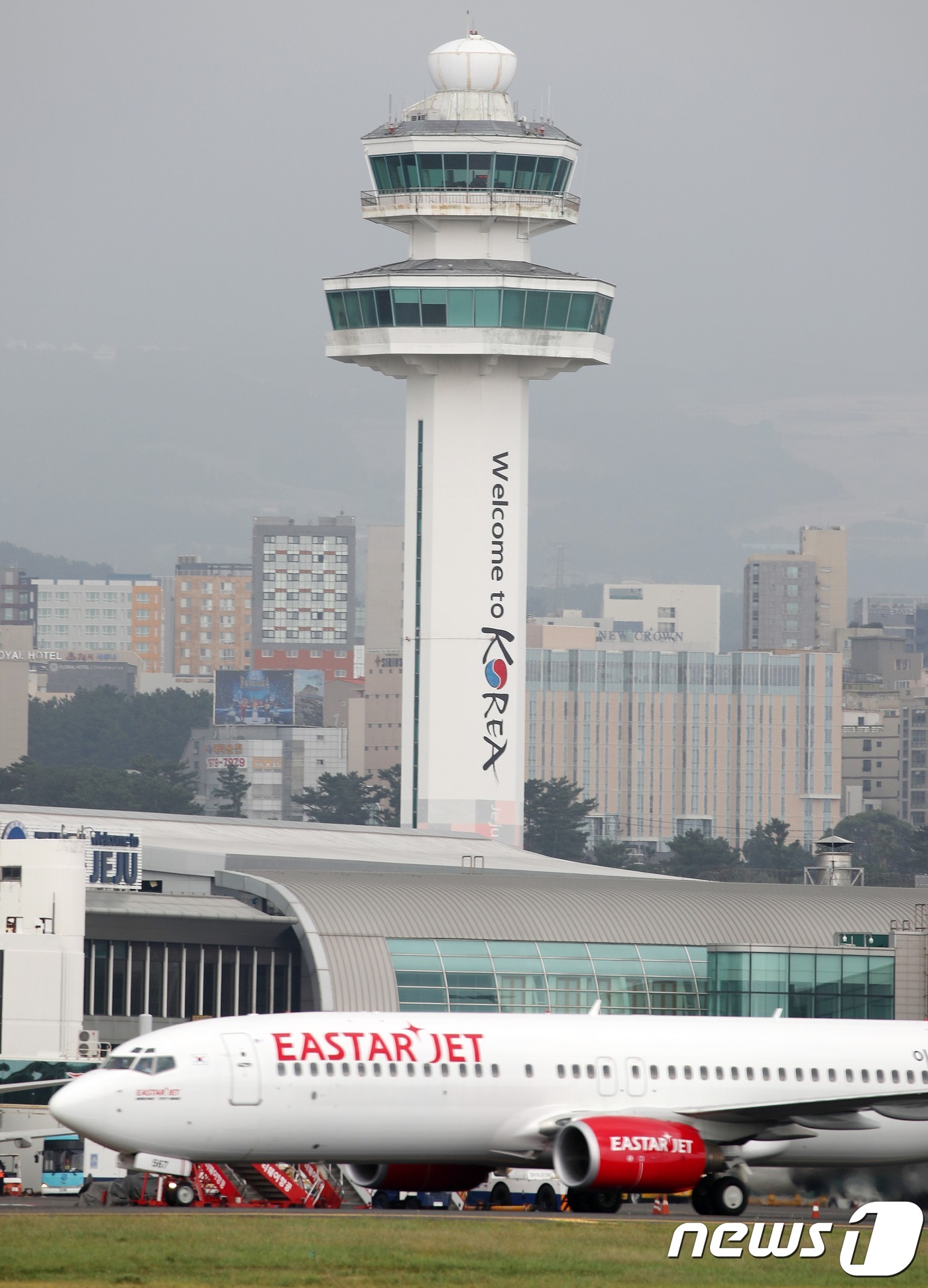 제주공항 관제탑, 육안 감시 방해