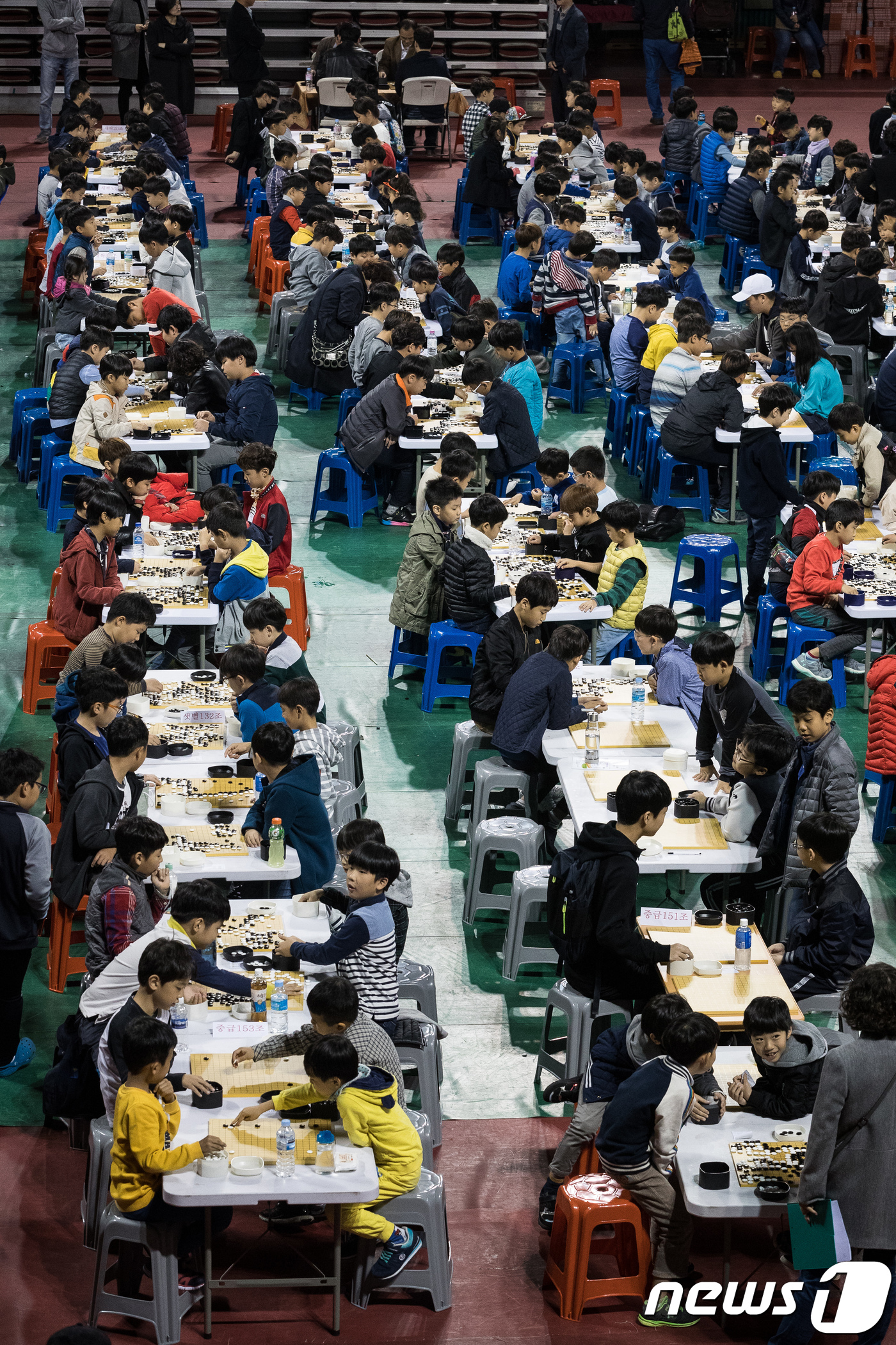 대국 펼치는 학생들