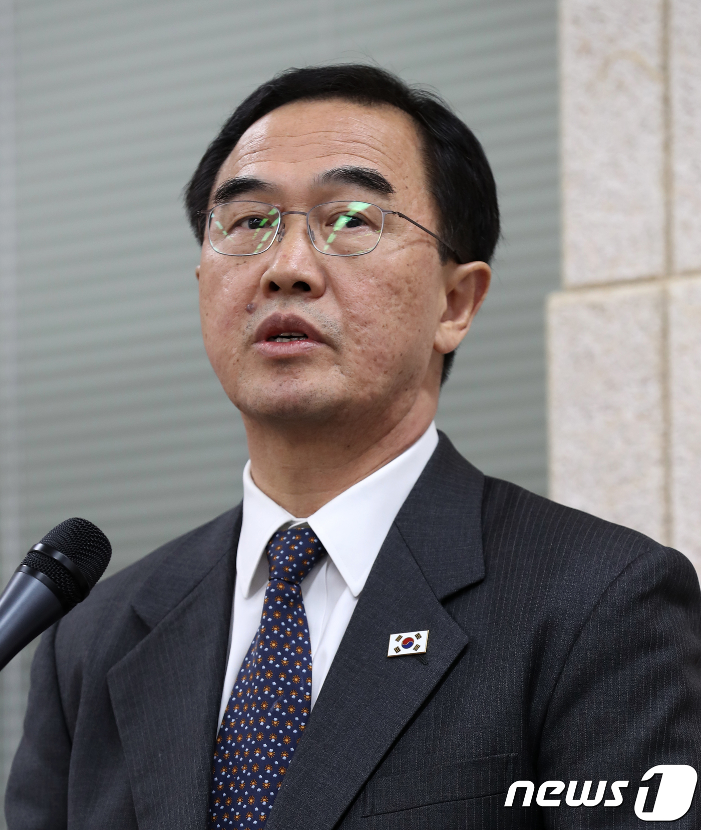 해명하는 조명균 장관