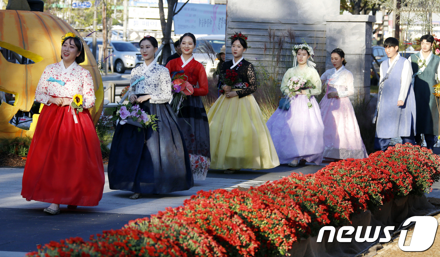 전주역 앞 꽃밭 속에 부케 들고 나타난 여성들