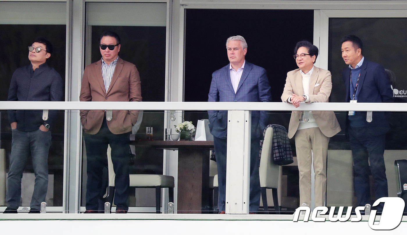 CJ컵 관전하는 이재현 CJ 그룹회장과 최태원 SK 그룹회장