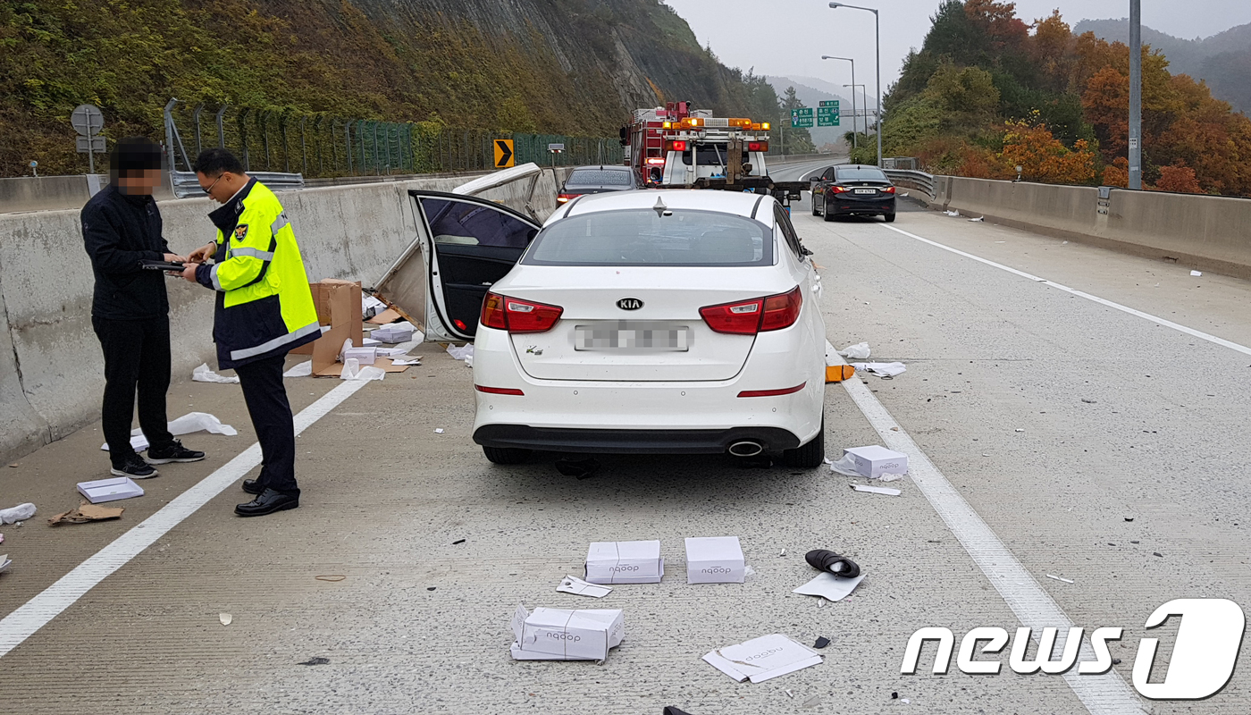 고속도로 달리던 탑차 타이어 펑크...2차 사고 유발