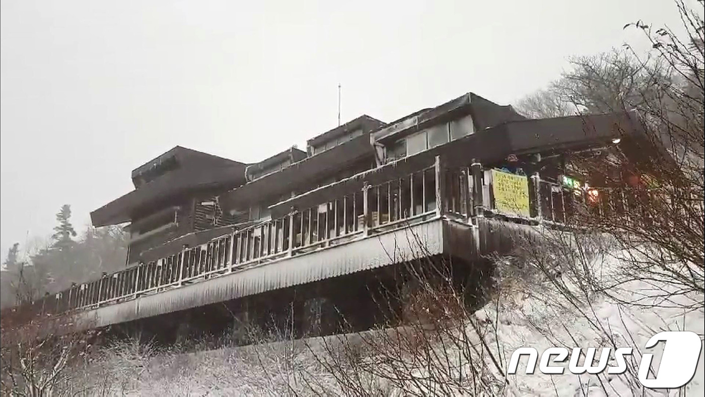 눈 내린 설악산 소청대피소