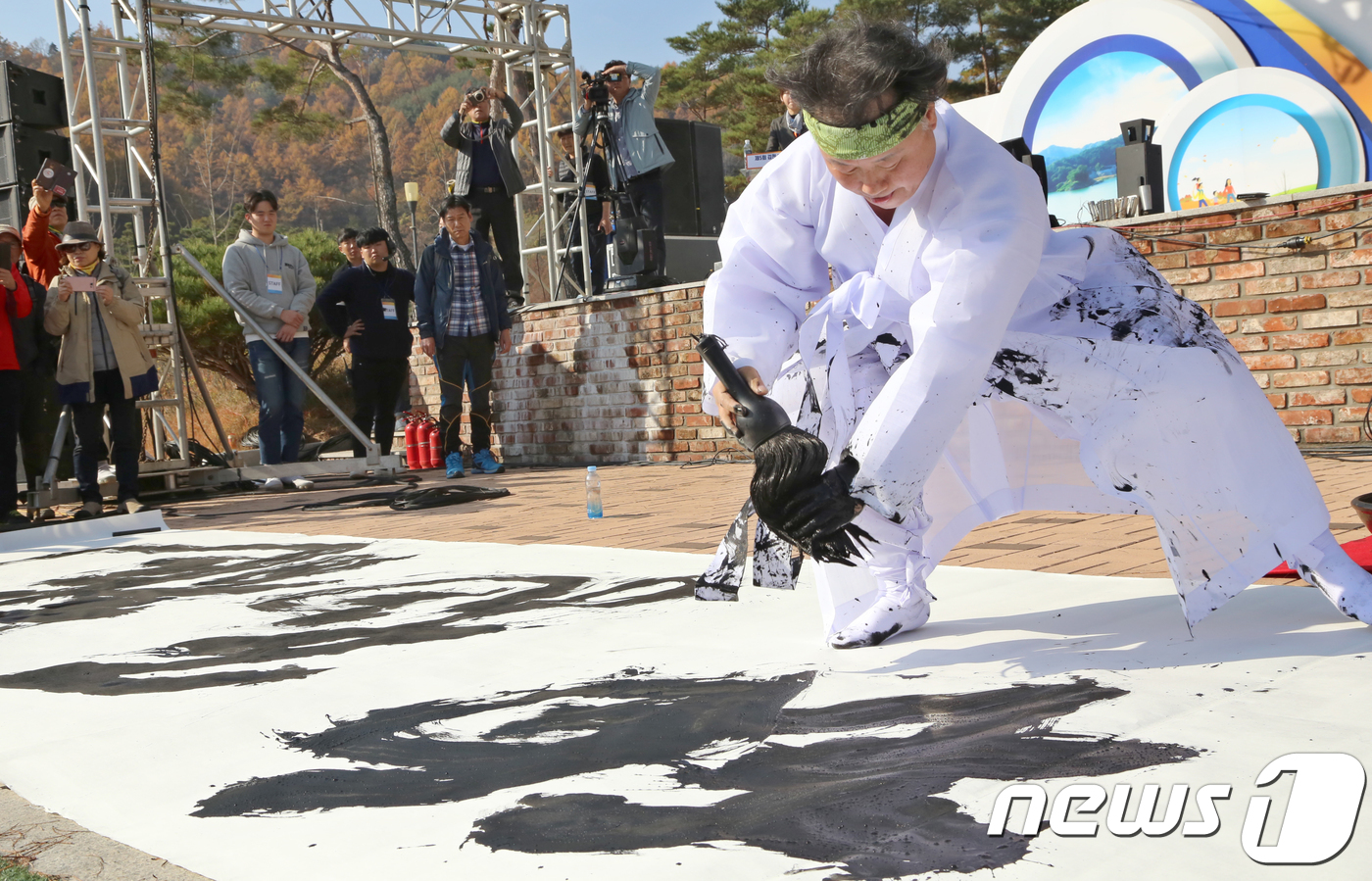 걷기대회 축하 이벤트하는 서예가 율산 이홍재