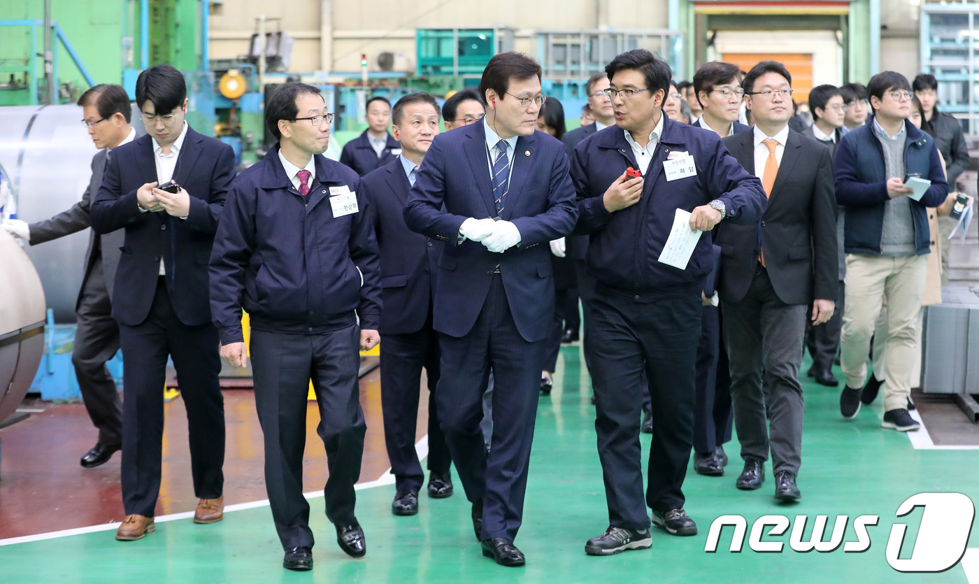 자동차 부품 생산 시설 둘러보는 최종구 금융위원장