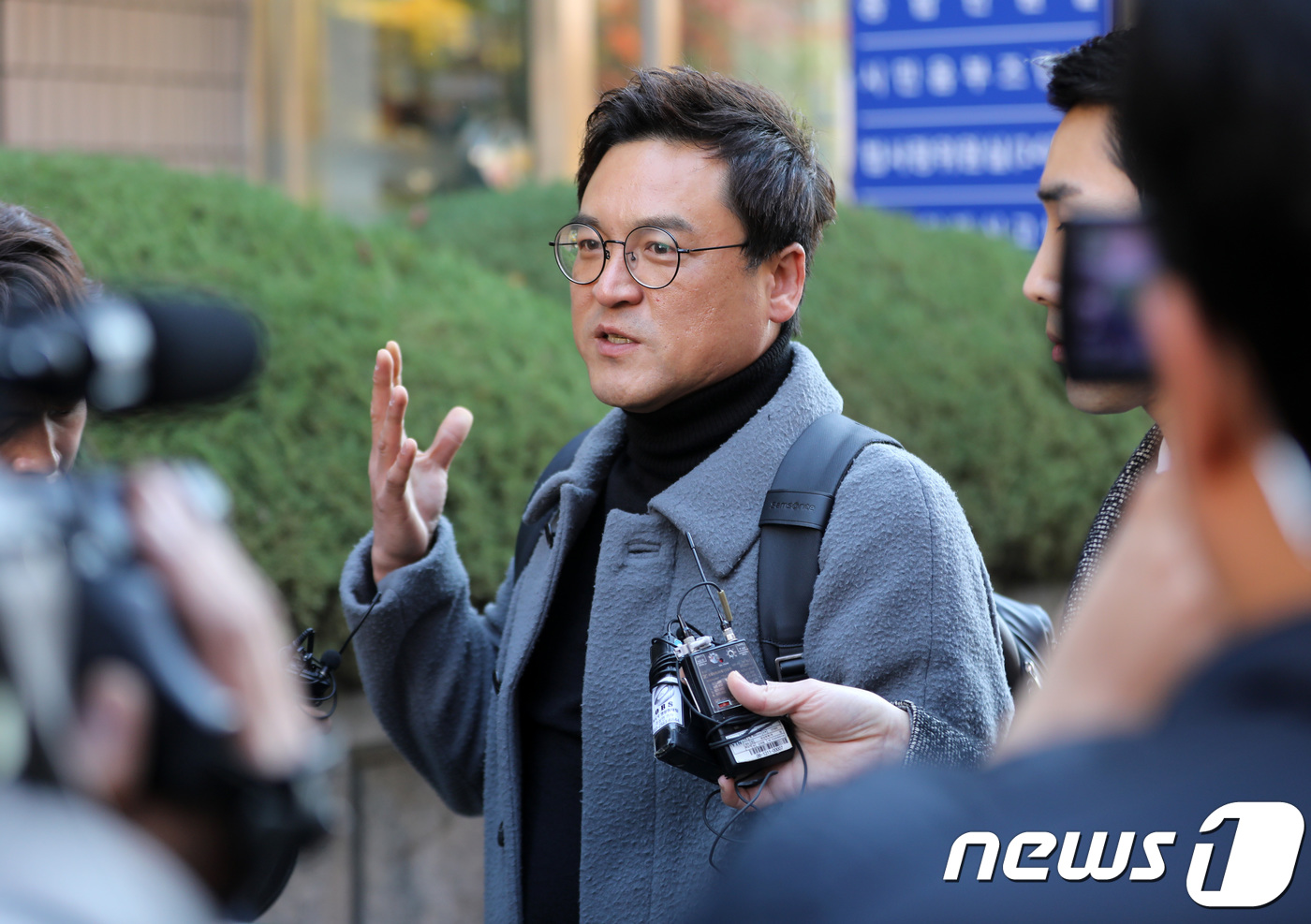 취재진 질문 답변하는 이정렬 변호사