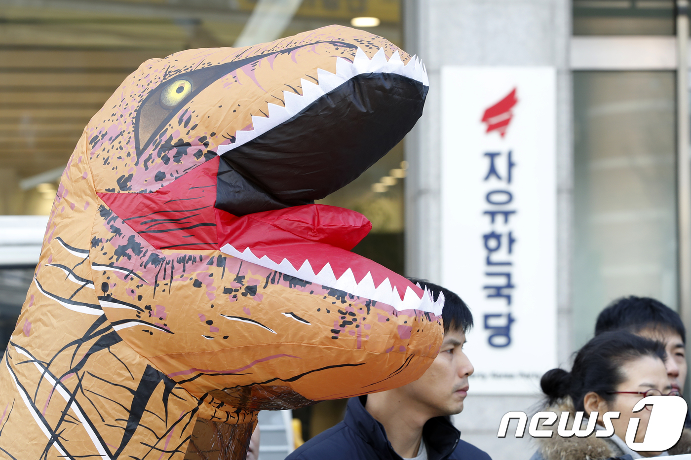 민심공룡의 분노