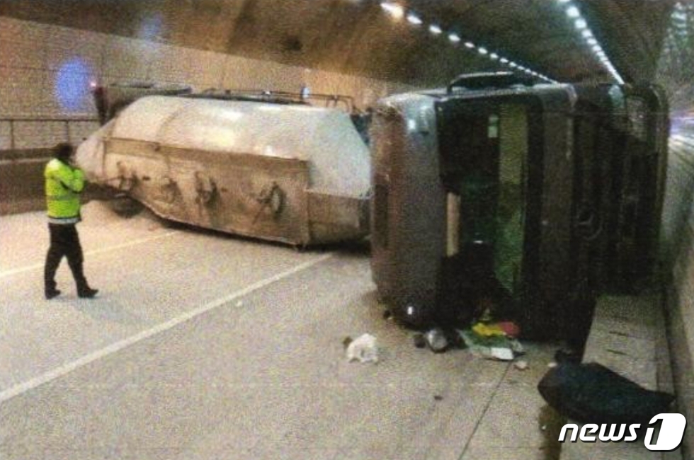 부산울산선 문수터널서 트레일러 전복…3시간 교통 통제