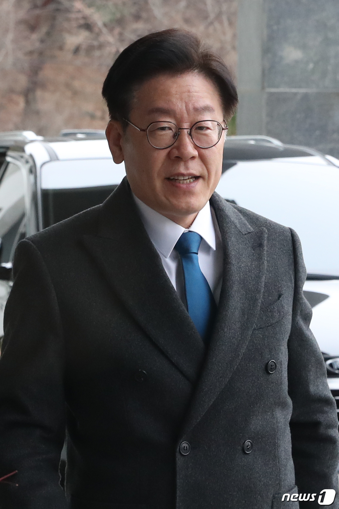 도청 들어가는 이재명 지사