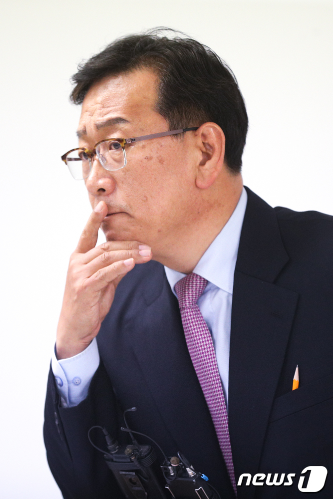 기자회견 중 생각에 잠긴 석동현 변호사