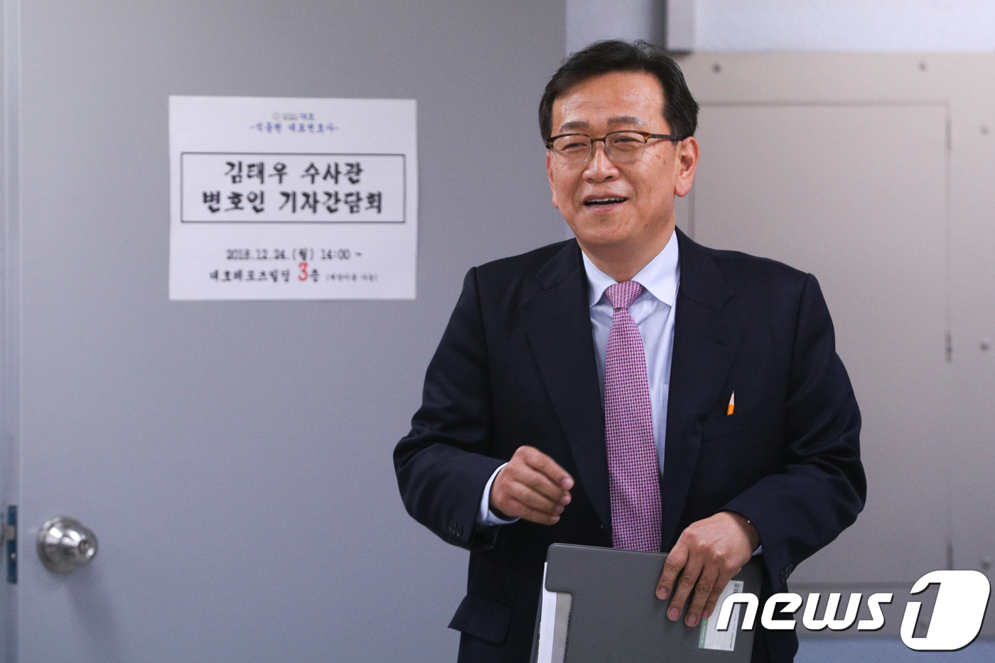기자회견장 들어서는 석동현 변호사