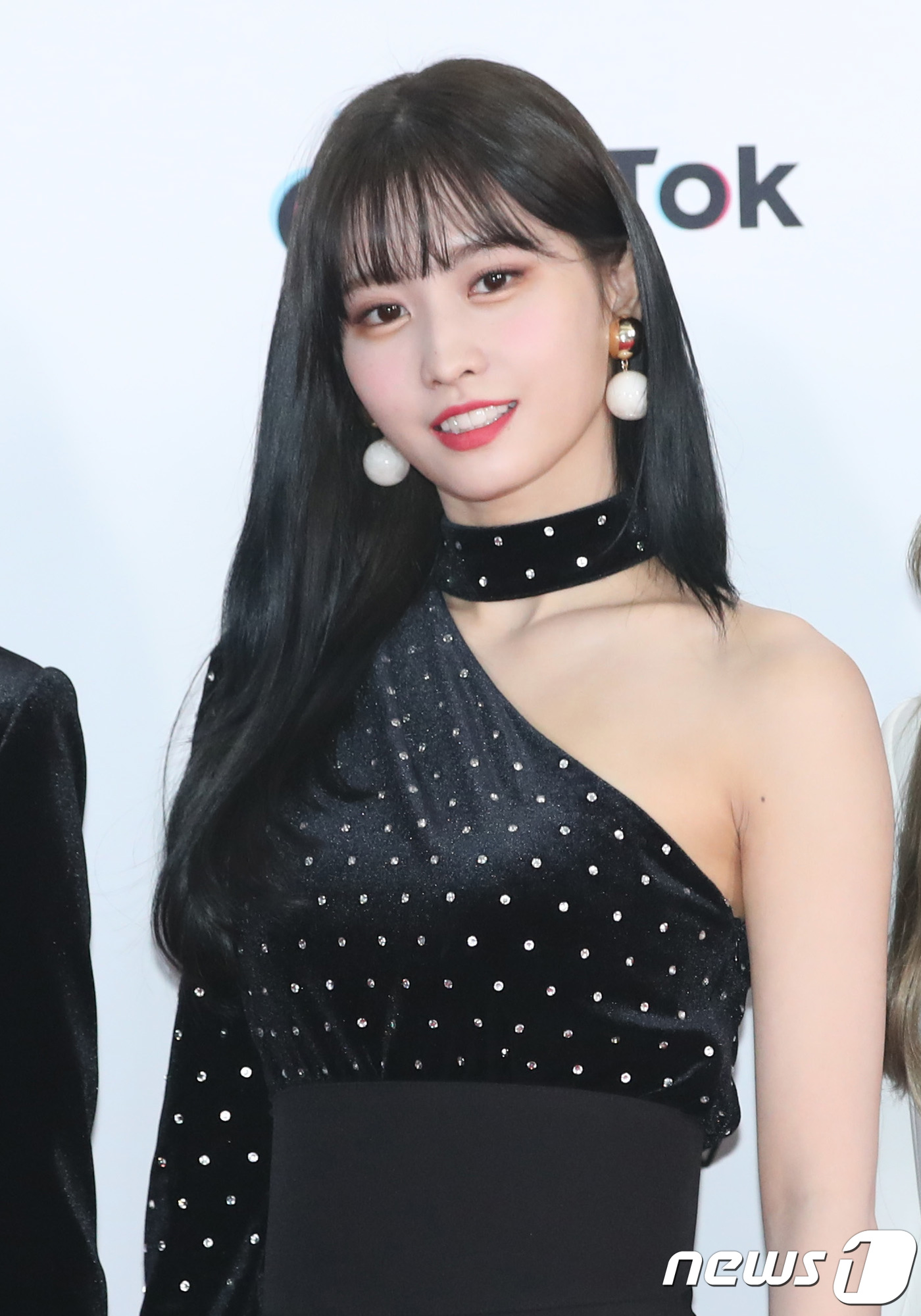 트와이스 모모, 한쪽 어깨 드러내고!