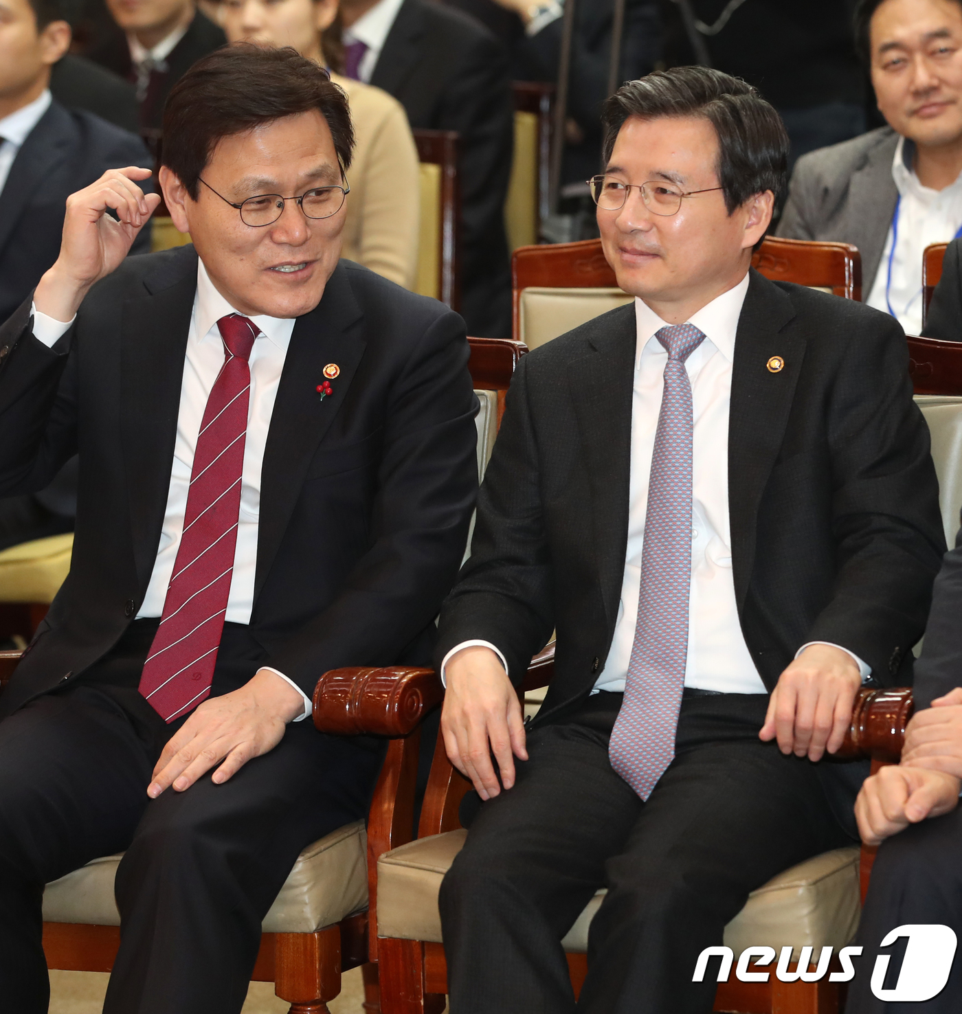 붉은 넥타이 맨 최종구 금융위원장