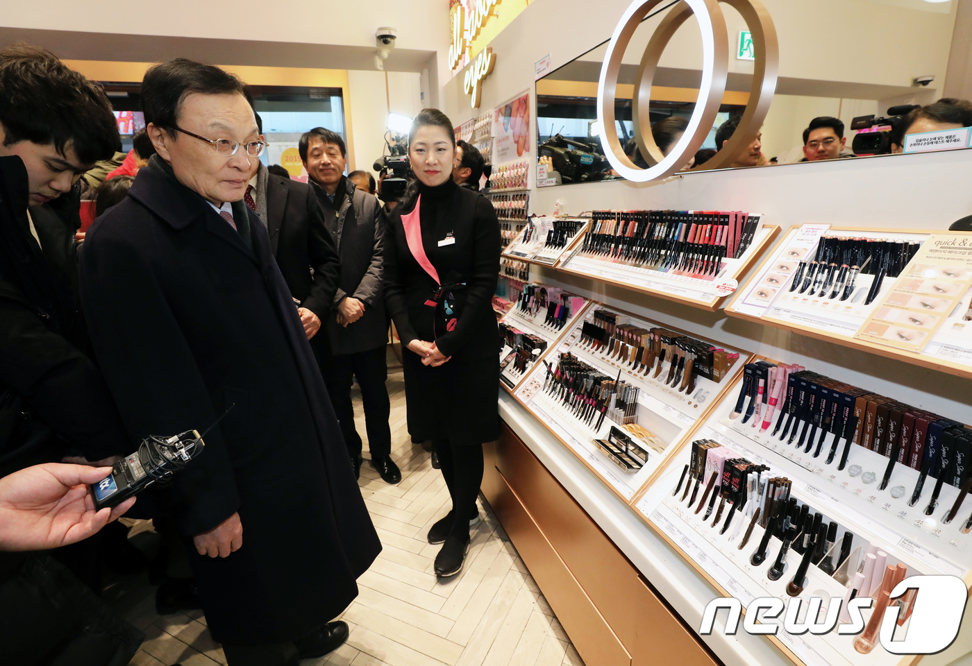 명동 화장품가게 찾은 이해찬