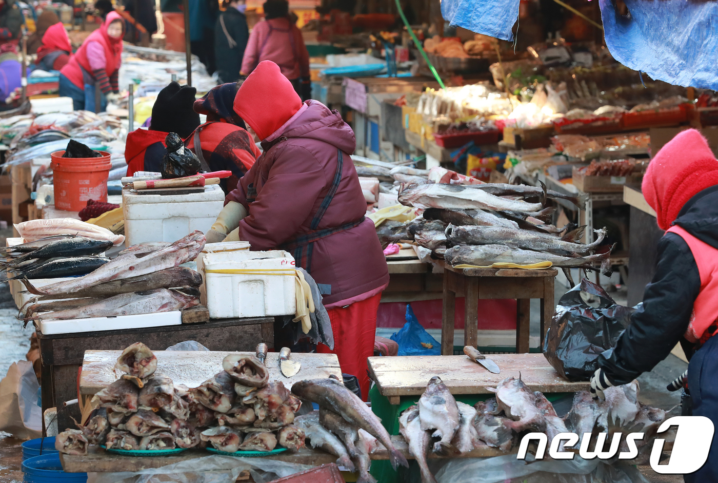 동장군에 맞서라 꽁꽁 싸맨 어물전 상인