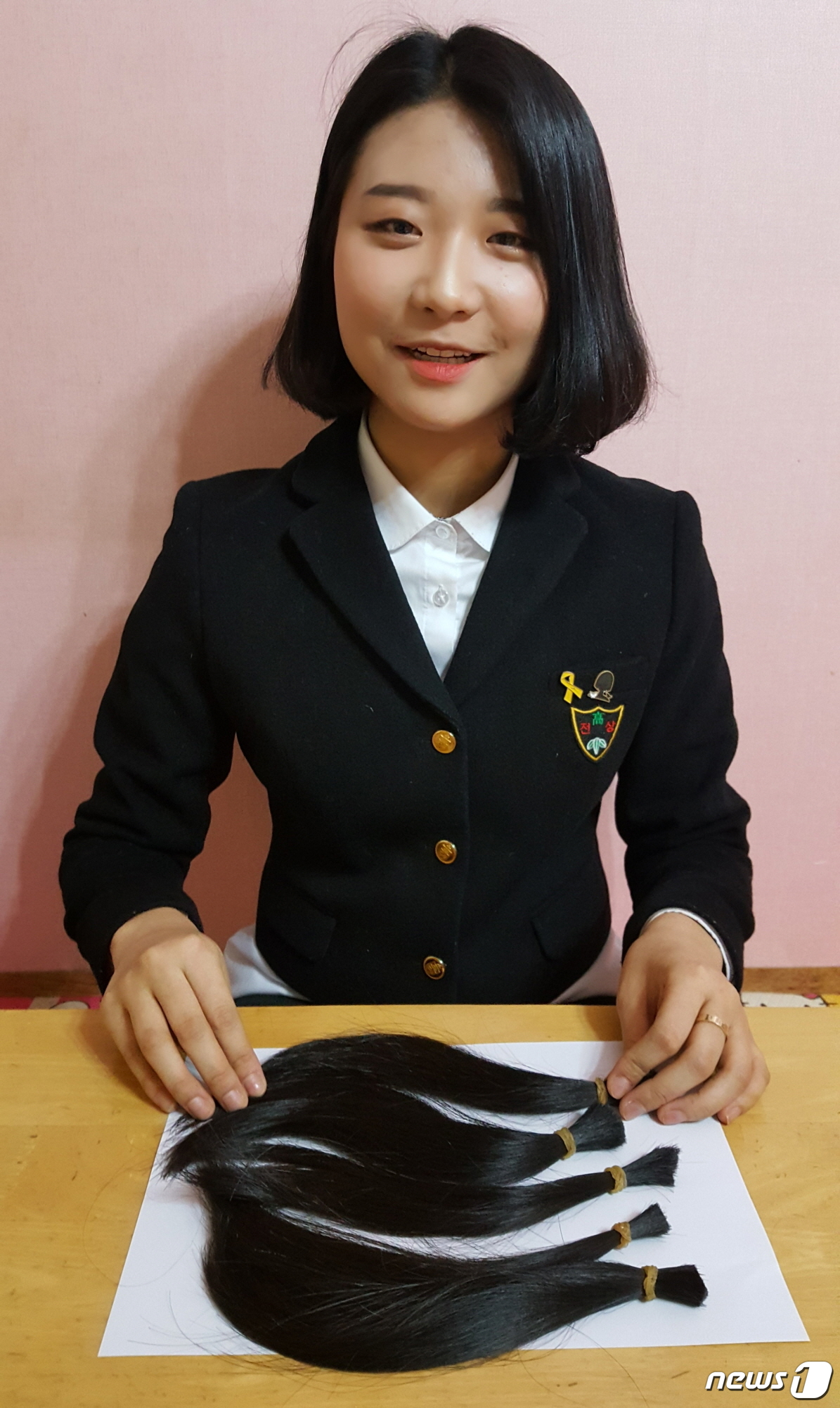 백혈병 어린이 위해 머리카락 자른 여고생  
