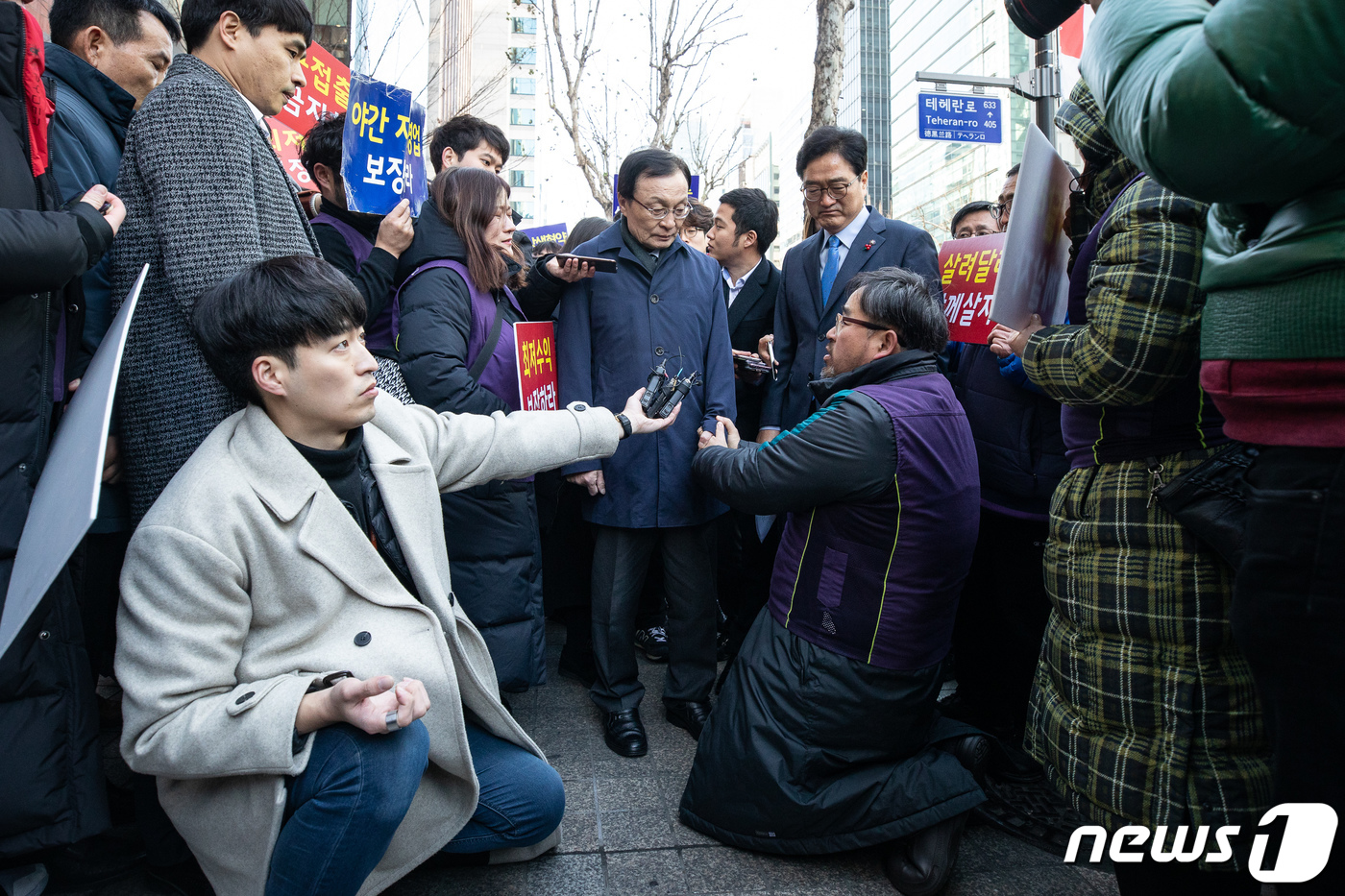 편의점주, 이해찬 대표 향해 무릎꿇고 호소