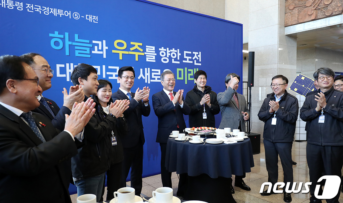 한국항공우주연구원 연구원 격려하는 문재인 대통령