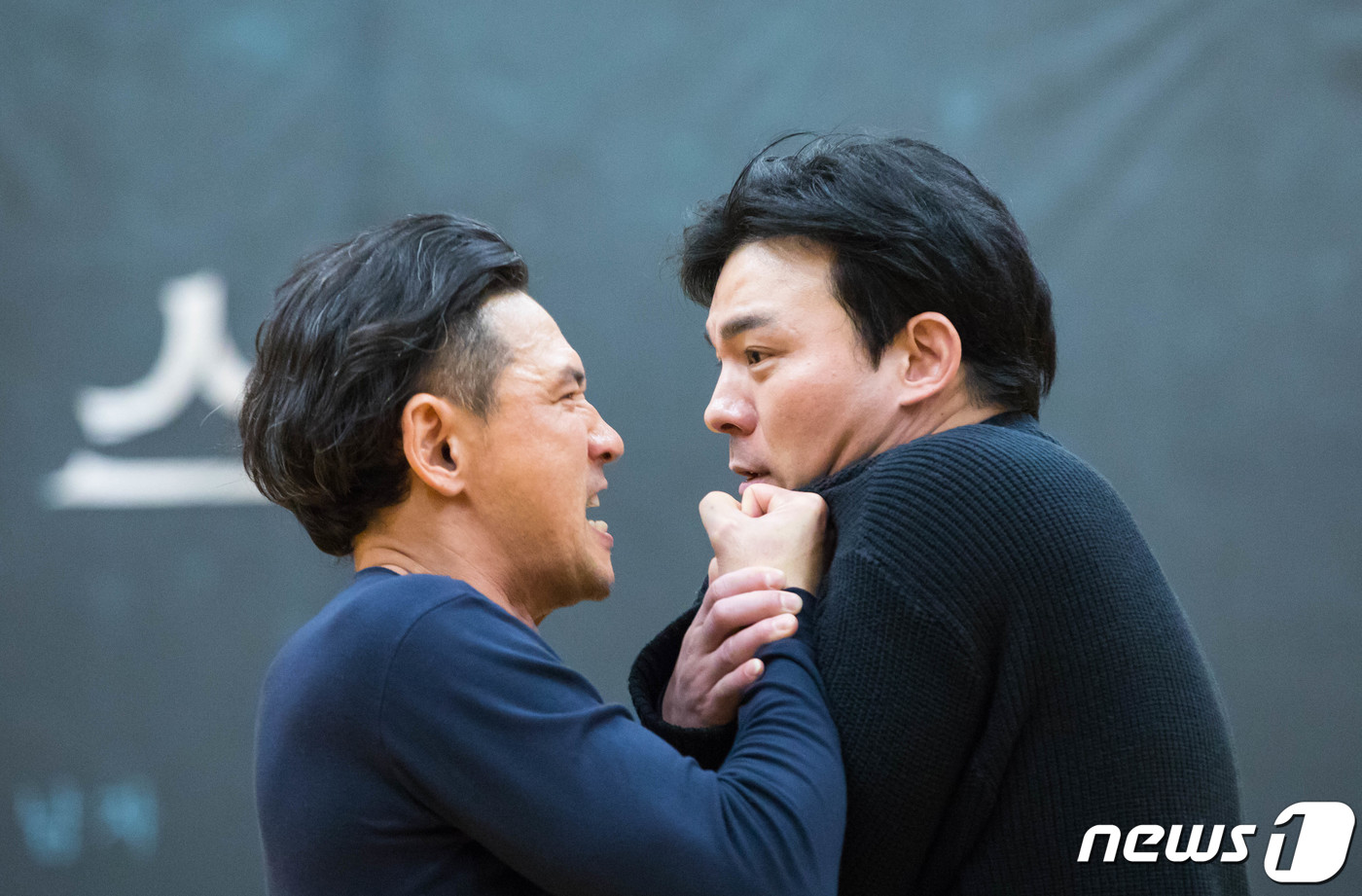 연극 오이디푸스…처남 크레온의 멱살 잡는 황정민