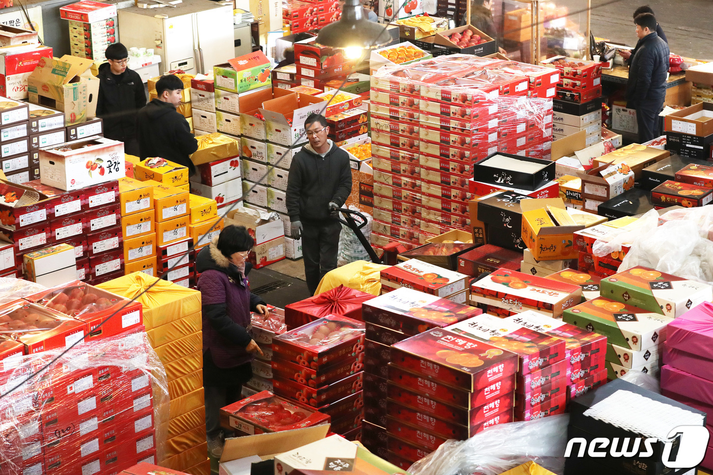 명절 선물로 판매될 과일 정리하는 상인들