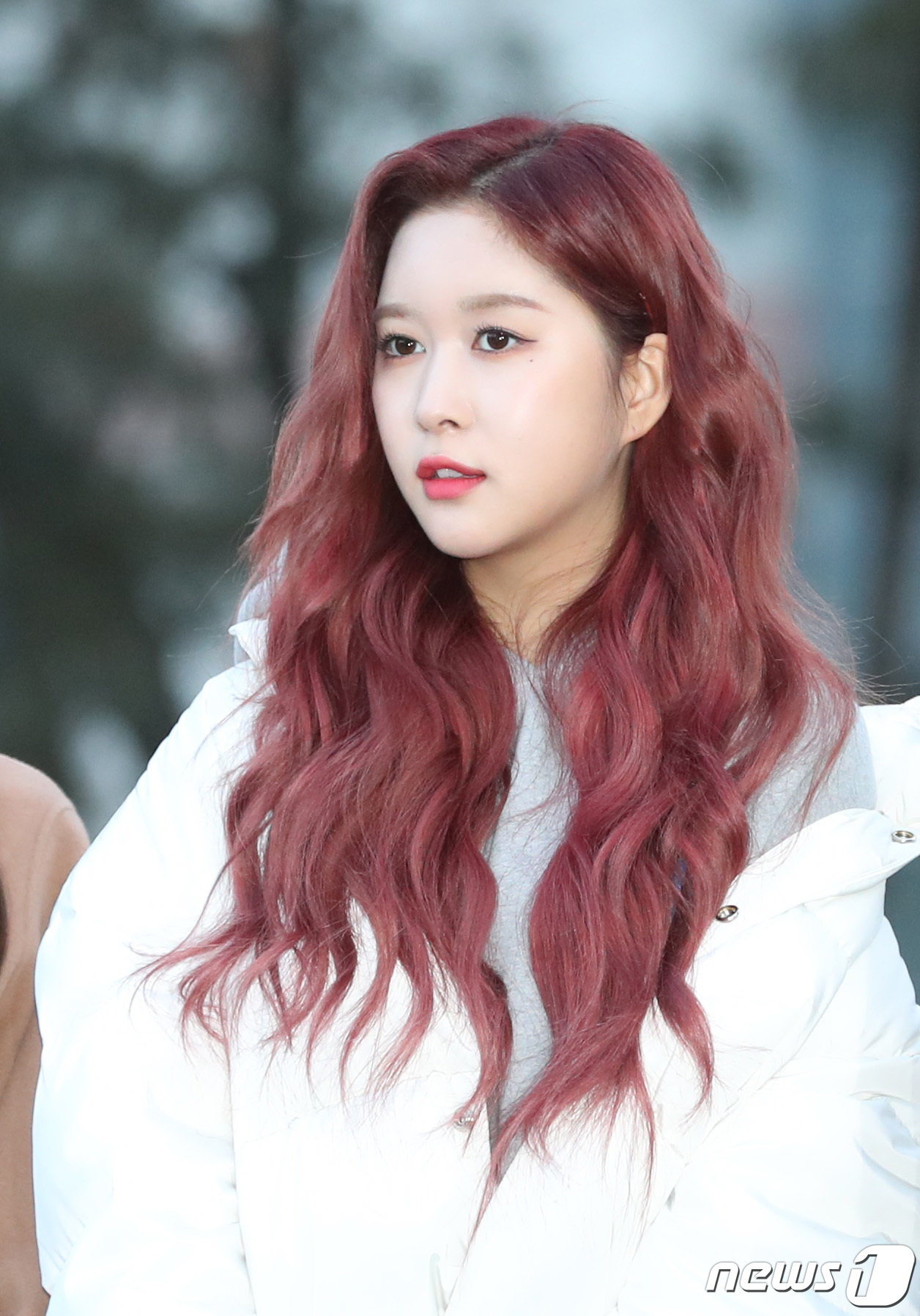 우주소녀 다영, 매력만점 와인빛 웨이브 헤어