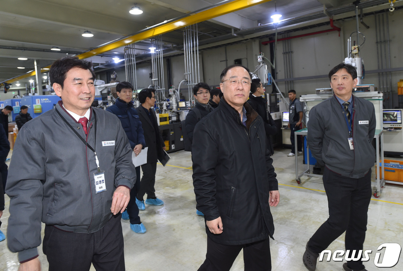 중소기업 생산 시설 둘러보는 홍남기 부총리