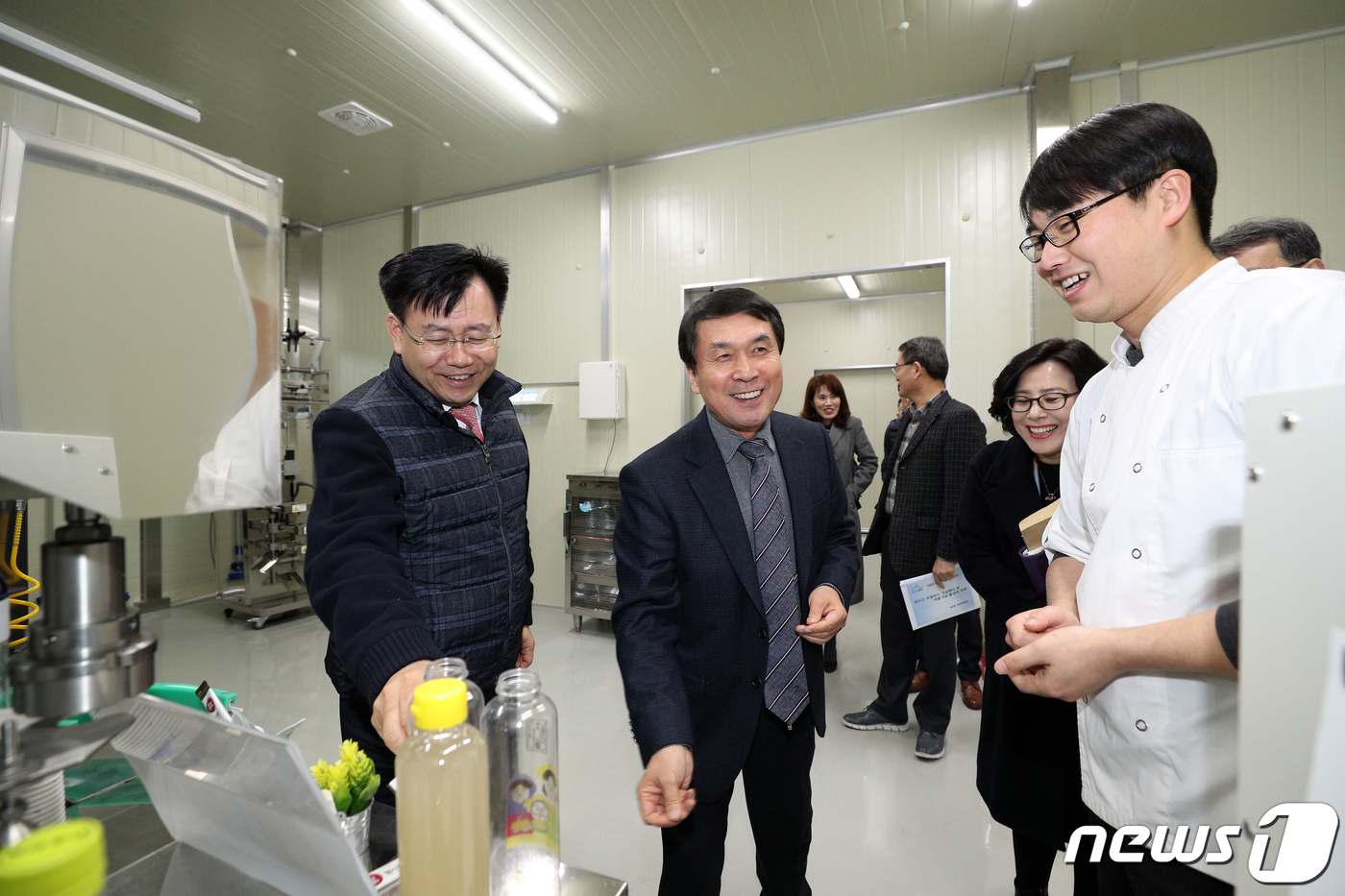 완주로컬푸드 가공시설 살펴보는 김경규 청장