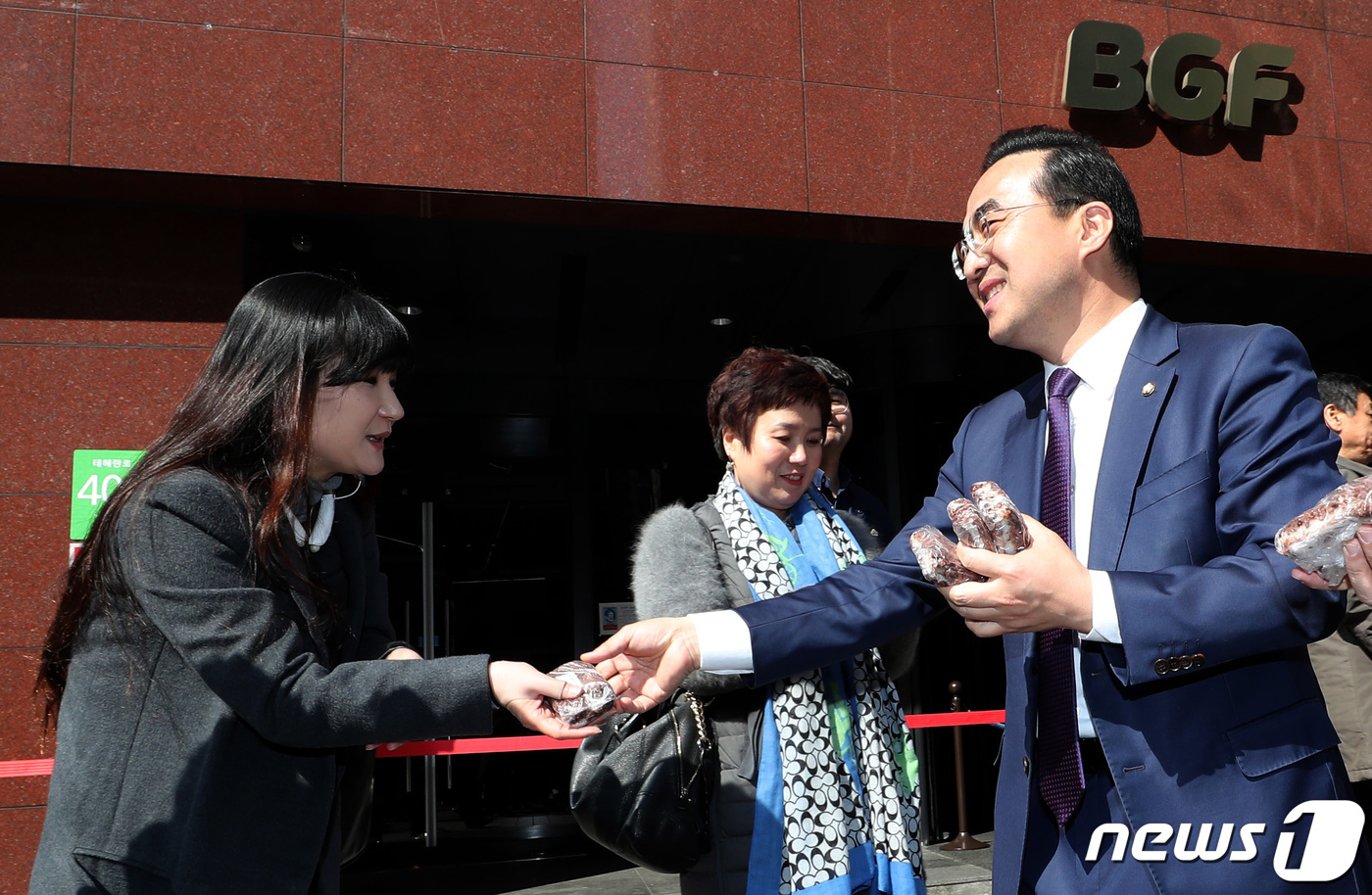 상생 촉구 떡 나눠주는 박홍근 위원장