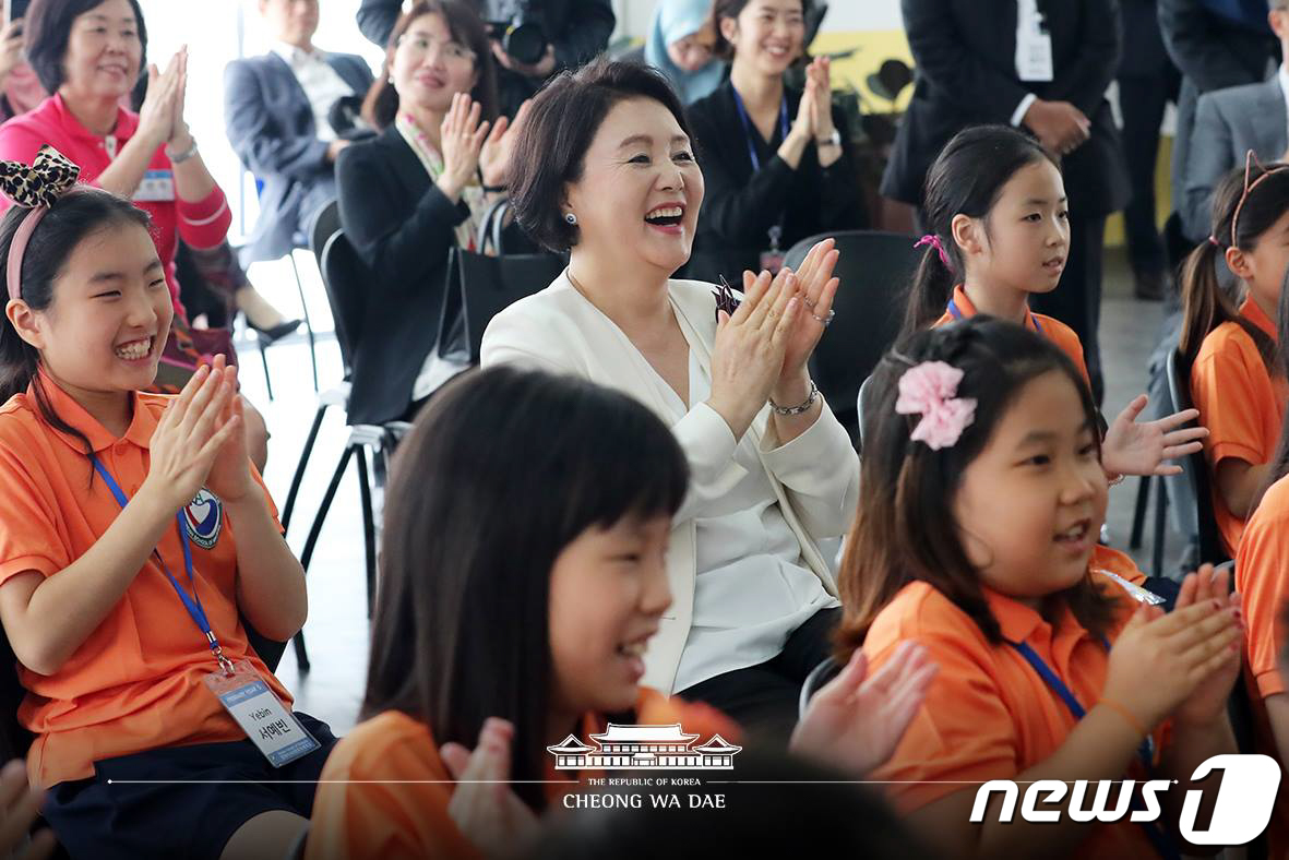 한국국제학교 방문한 김정숙 여사
