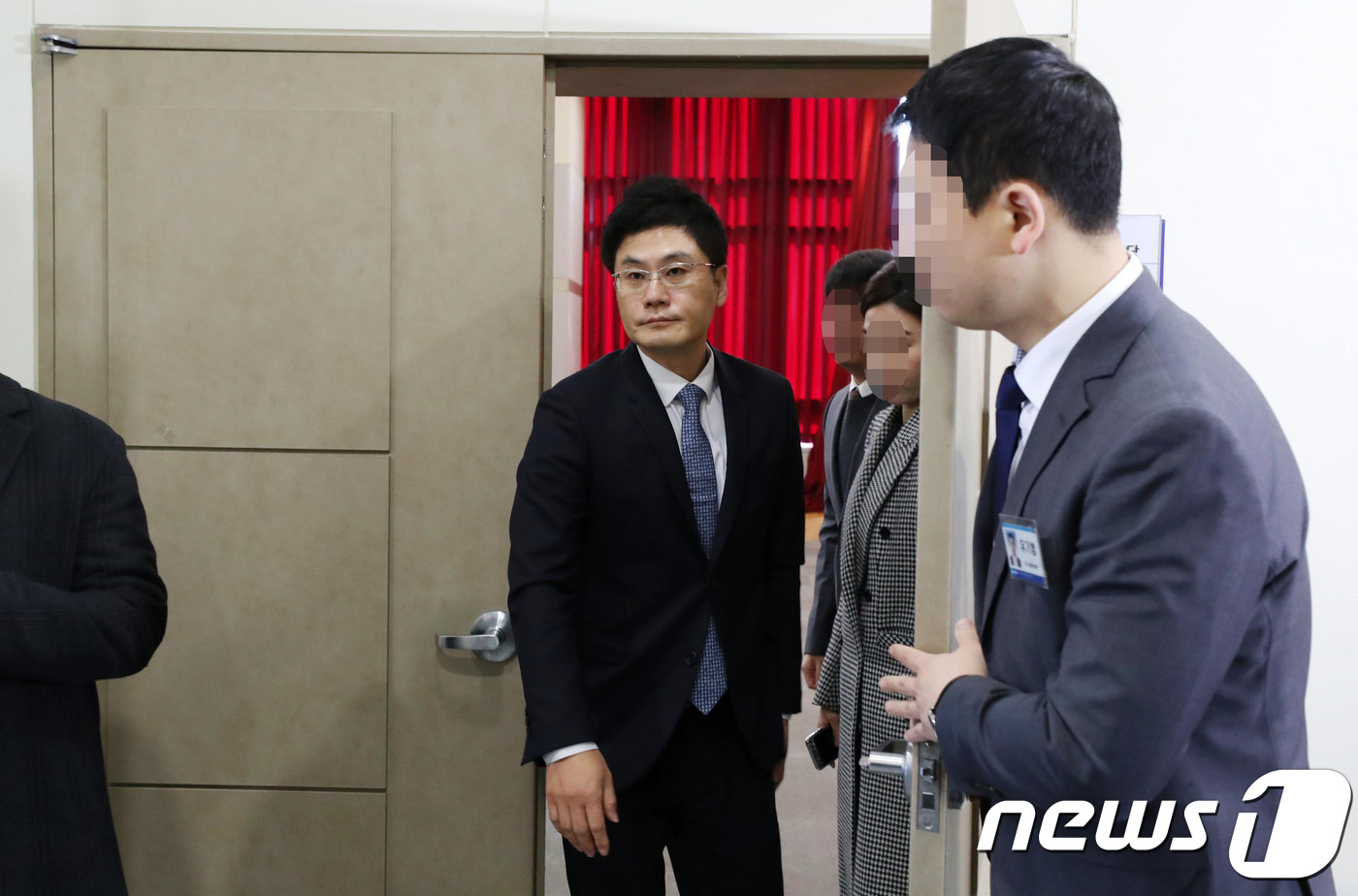 취재진 향해 나서는 양민석 YG 대표