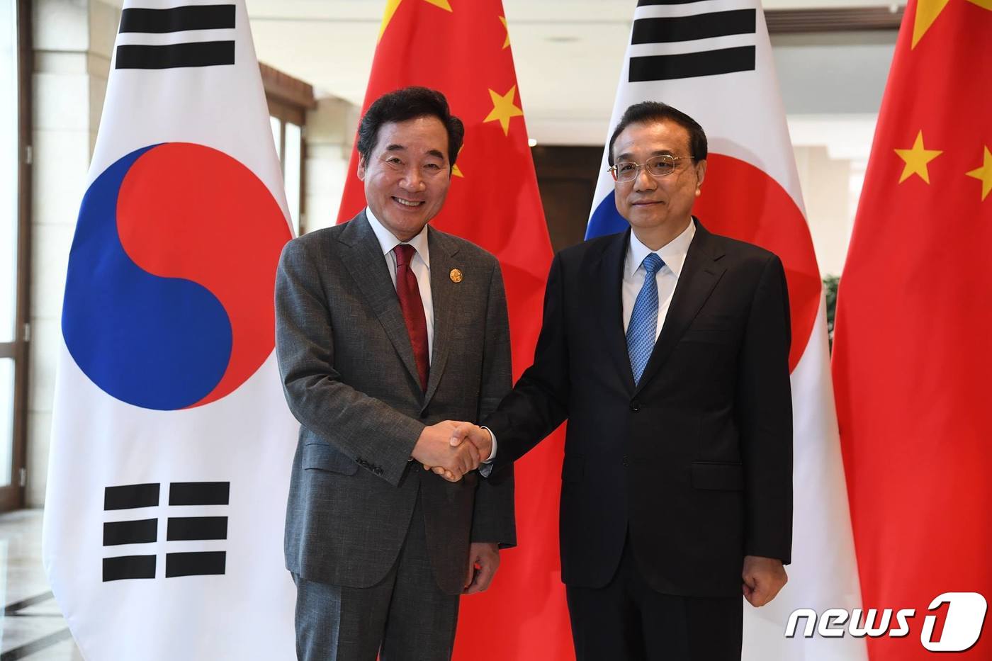 리커창 총리와 악수하는 이낙연 총리