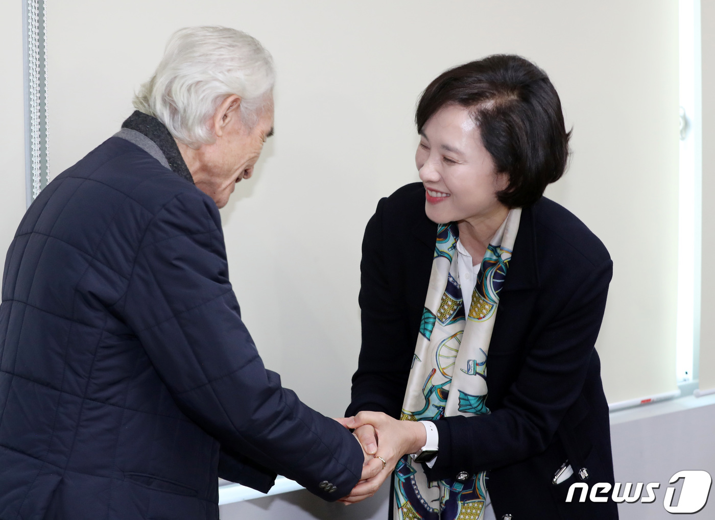어르신들과 인사나누는 유은혜 부총리