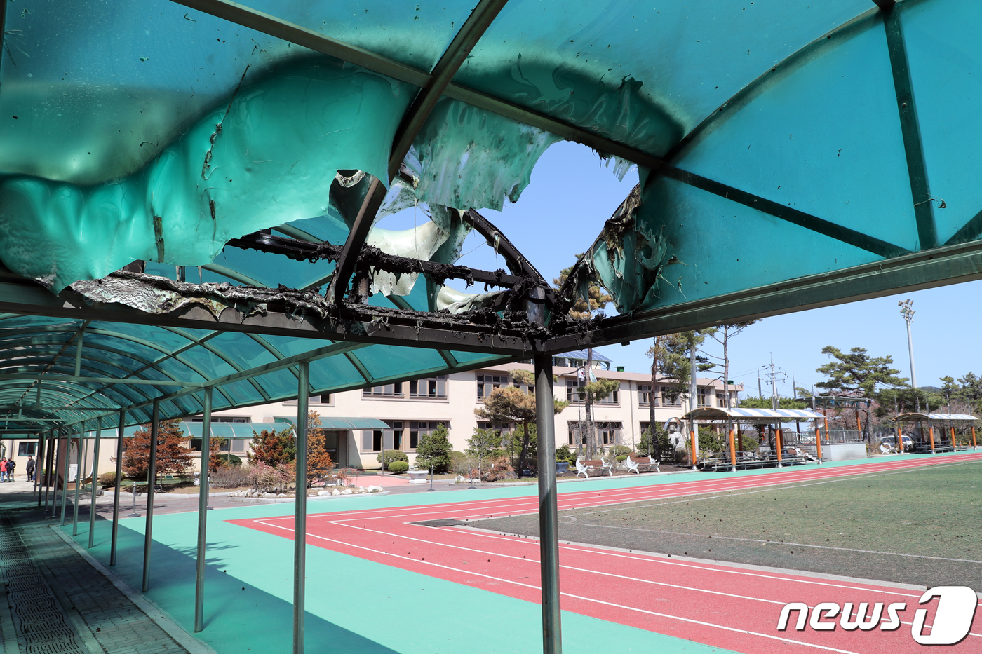 강릉 옥계중학교 덮친 대형 산불의 흔적