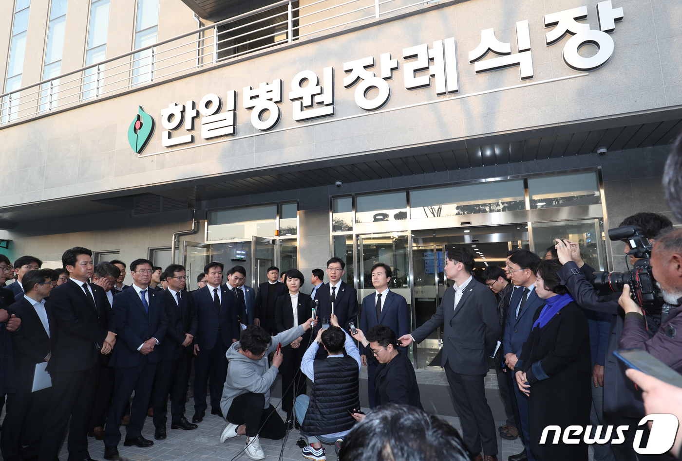 진주아파트 피해자 장례식장 찾은 김경수