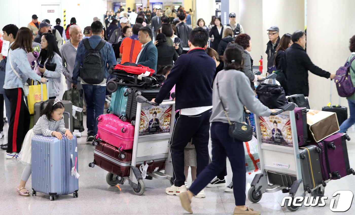 입국 관광객들로 북적이는 제주공항 국제선 대합실