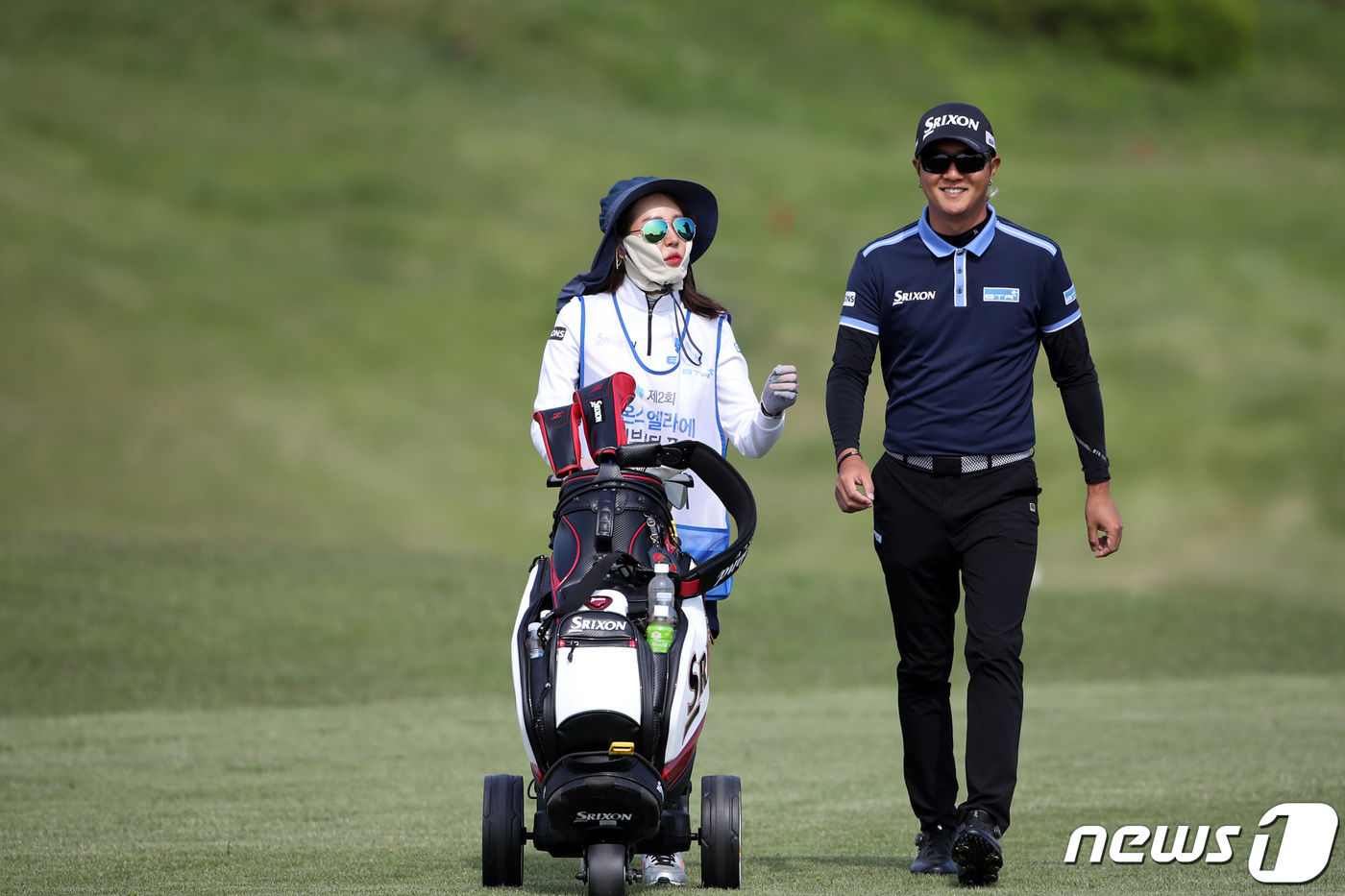 허인회 그린 이동 중 미소