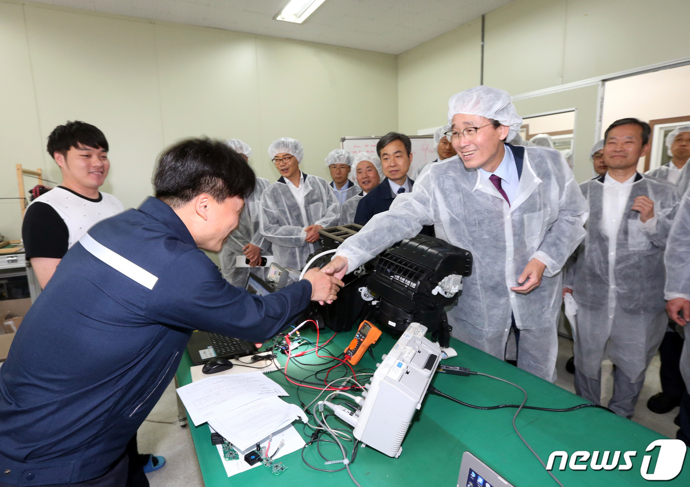 대우전자부품 직원들과 인사하는 송하진 전북도지사