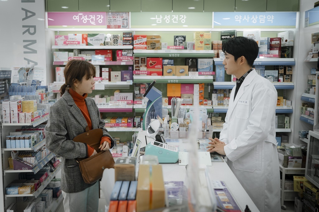 봄밤 정해인, 연하남→싱글대디 약사…기대만큼 새롭다
