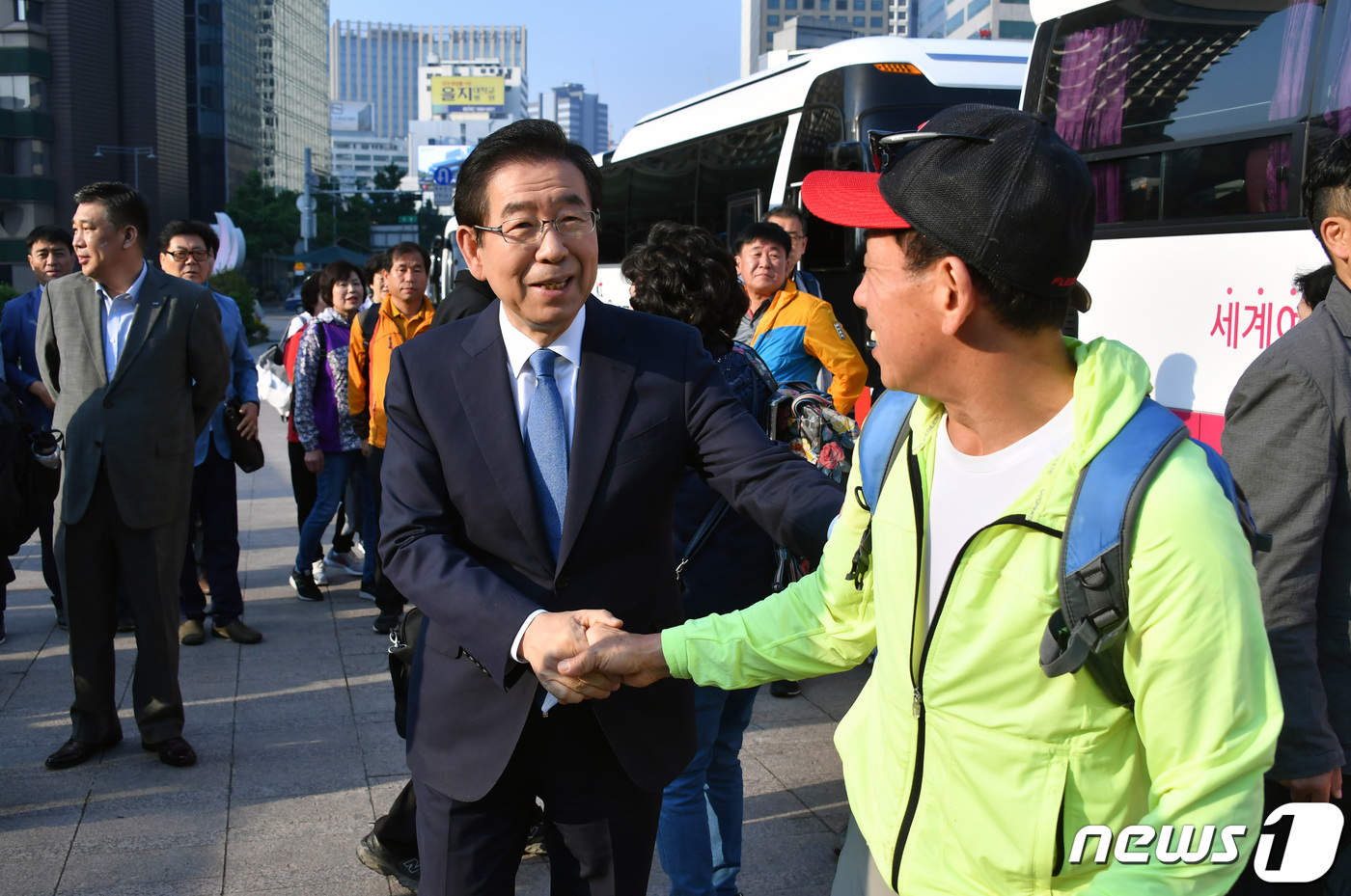 강원 관광객 환송하는 박원순 시장