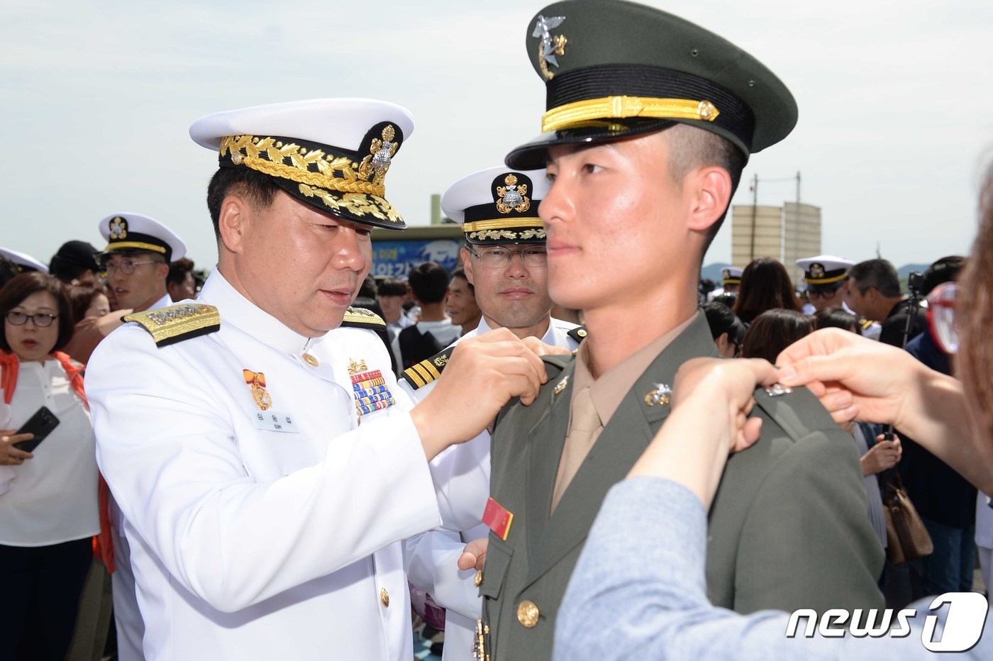 해병소위 계급장 달아주는 심승섭 해군참모총장