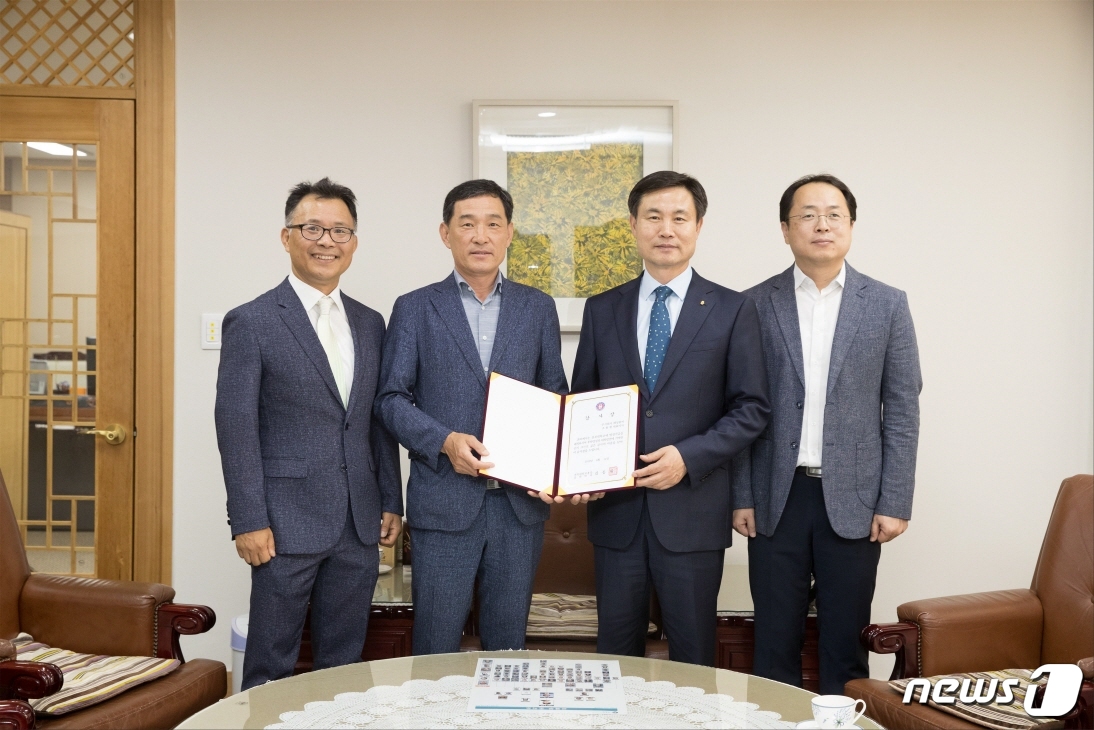 전북지역 목재관련 8개 기업, 전북대에 장학금 출연