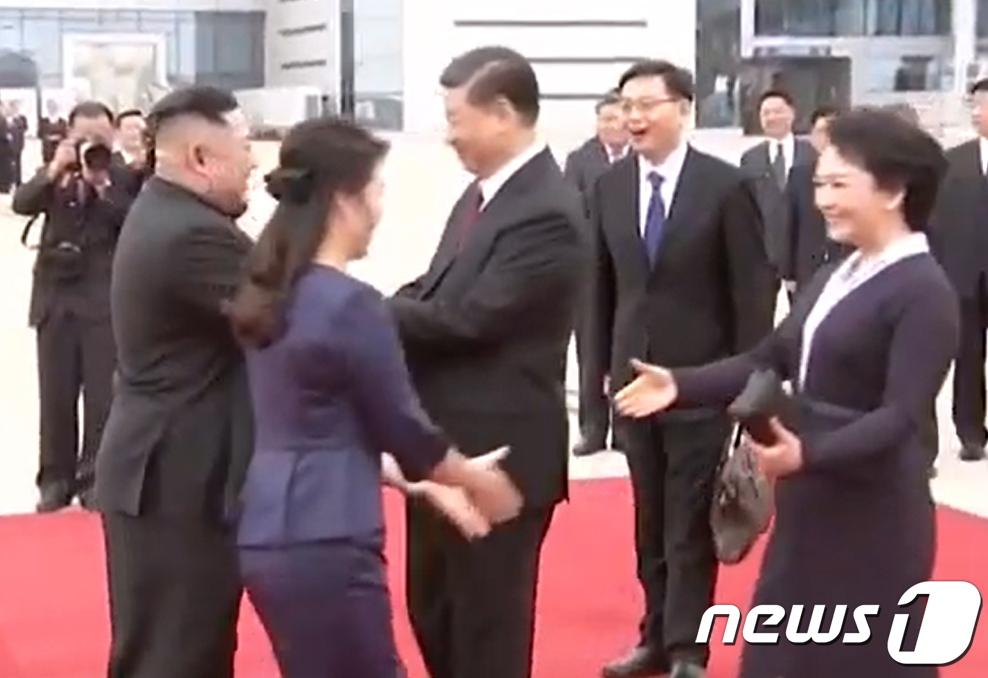 김정은 위원장, 시진핑 주석 영접